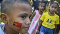 Berdasarkan sejarahnya Timor Leste pernah menjadi wilayah bekas jajahan bangsa Portugis dan pernah menjadi bagian dari Provinsi ke-27 Negara Kesatuan Republik Indonesia, yang kemudian menjadi negara independen setelah memisahkan diri dari Republik Indonesia dan berganti nama menjadi Republik Demokratik Timor-Leste (RDTL) atau República Democrática de Timor Leste.  