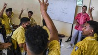Eratnya persahabatan Indonesia dengan Timor Leste ini pun ditandai dengan Konstitusi Timor Leste yang mengatur bahwa Bahasa Indonesia diakui sebagai bahasa kerja (working language), meskipun dahulu sempat bersikeras menolak. Pengakuan tersebut terlihat di beberapa Sekolah Menengah Atas (SMA) yang mengajarkan mata pelajaran bahasa Indonesia.