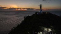 Kemudian patung Yesus Kristus atau Cristo Rei ialah patung Kristus yang dibangun di ketinggan 90 mdpl di atas bukit Tanjung Fatucama bagian timur kota Dili. Patung ini didesain oleh Mochamad Syailillah dengan tinggi 27 meter yang bertujuan untuk memperingati integrasi Timor-Timur ke Republik dan menjadi provinsi Indonesia yang ke 27. Patung Cristo Rei ini diresmikan Presiden kedua Republik Indonesia Soeharto pada 15 Oktober 1996.