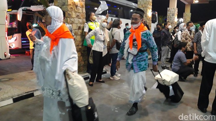 Jemaah calon haji naik ke bus di Asrama Haji Donohudan ke Bandara Adi Soemarmo, Boyolali.