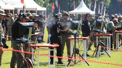 Jenderal dan Wartawan Ikuti Lomba Menembak Piala Kapolri