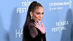 Hadiri Pemutaran Perdana Halftime, Gaun Jennifer Lopez Berlekuk-lekuk