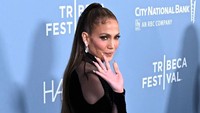 Jennifer Lopez tampil cantik dalam pemutaran perdana Halftime. Foto: GC Images/Jose Perez/Bauer-Griffin