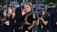 Jennifer Lopez datang dengan gaun hitam yang berlekuk-lekuk. Foto: GC Images/Jose Perez/Bauer-Griffin