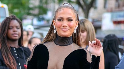 Hadiri Pemutaran Perdana Halftime, Gaun Jennifer Lopez Berlekuk-lekuk