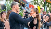 Jennifer Lopez sudah tak muda lagi, tapi masih tetap enerjik. Foto: GC Images/Jose Perez/Bauer-Griffin