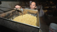 Pengusaha tahu mengaku terkendala bahan baku kacang kedelai yang harganya terus naik dari Rp 320 ribu per 50 kilogram menjadi Rp 700 ribu per 50 kilogram.  