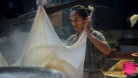 Kenaikan harga kacang kedelai membuat para pengusaha menaikkan harga jual tahu agar tetap dapat berproduksi.