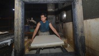 Pekerja memproduksi tahu di pabrik tahu Cangkiang, Ampek-Angkek, Kabupaten Agam, Sumatera Barat, Jumat (10/6/2022).