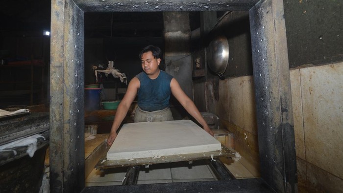Kenaikan harga kacang kedelai berdampak pada pengusaha tahu di wilayah Indonesia. Di Sumatera Barat, pengusaha tahu mengaku produksinya terkendala bahan baku.