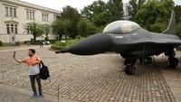 Hal itu membuat para pengunjung museum terheran-heran hingga memanfaatkan momen untuk swafoto. Pesawat ini merupakan bagian dari pameran Berlin Biennale for Contemporary Art.