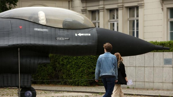 Instalasi jet tempur tersebut langsung menjadi pusat perhatian bagi setiap pengunjung yang datang ke museum.