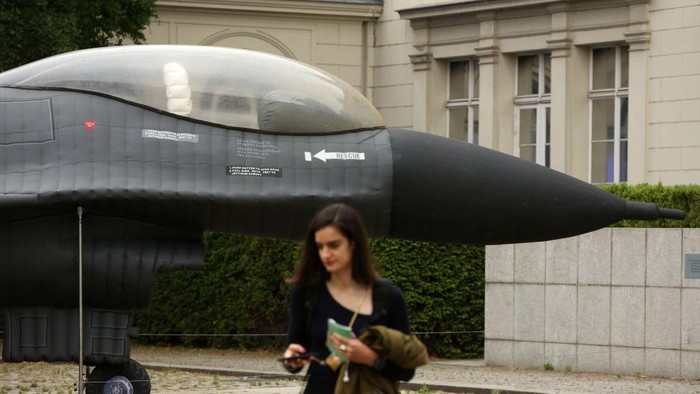 Jet Tempur F-16 Parkir di Sebuah Museum Berlin BERLIN, GERMANY - JUNE 09: A visitor passes the work