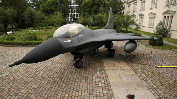 Ini dia penampakan jet tempur F-16 yang terparkir di kawasan gedung museum Hamburger Bahnhof di Berlin, Jerman, Kamis (9/6/2022).