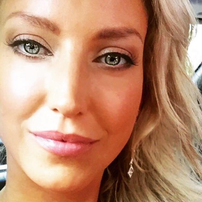 Foto wanita 44 tahun itu mengundang berbagai respon hingga akun Facebook yang mengunggahnya menghapus kolom komentar. Seseorang menulis, Untuk apa dia ditahan? Netizen pun menjawab, Karena telah mengambil napasku, Karena ingin mencuri hatiku. Foto: Facebok Jocelyn Laird