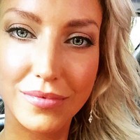 Foto wanita 44 tahun itu mengundang berbagai respon hingga akun Facebook yang mengunggahnya menghapus kolom komentar. Seseorang menulis, Untuk apa dia ditahan? Netizen pun menjawab, Karena telah mengambil napasku, Karena ingin mencuri hatiku. Foto: Facebok Jocelyn Laird