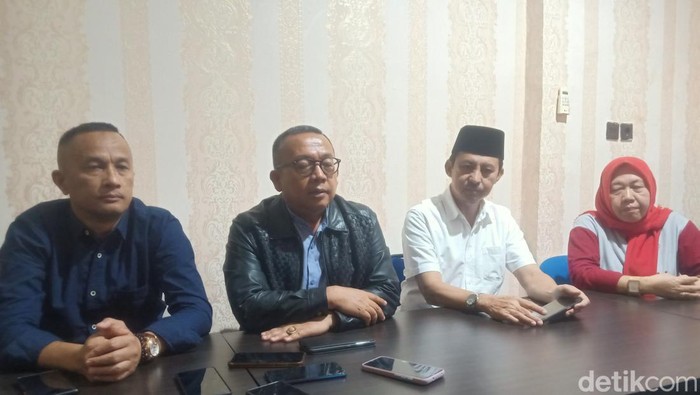 Kadis Kominfo Kota Bengkulu Eko Agusrianto (jaket hitam) saat memberikan keterangan terkait OTT 2 ASN