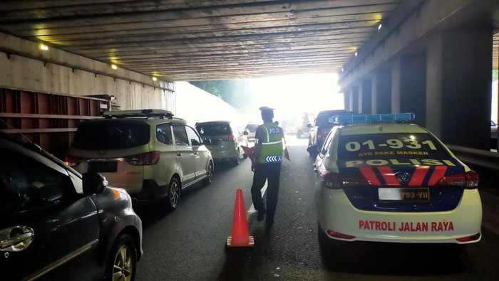 Kecelakaan beruntun di Km 38 Tol Jatiwarna sempat menimbulkan macet , Jumat (10/6/2022) pagi tadi.