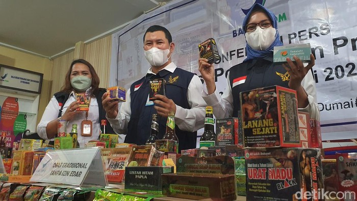 Kepala BBPOM dan Kepala Loka (cabang) menunjukkan barang bukti hasil sitaan