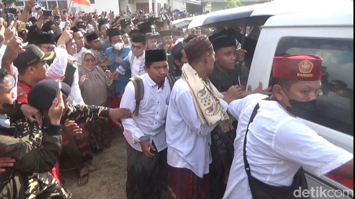 Pemakaman KH Dimyati Rois