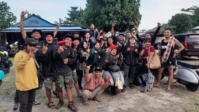 Komunitas Vespa Ekstrem Tank Basoka dari Desa Pasirian, Lumajang, Jawa Timur di Camping Ground Vespa World Day 2022, Pantai Pandawa, Kutuh, Kuta Selatan, Badung Bali, Kamis (9/6/2022).
