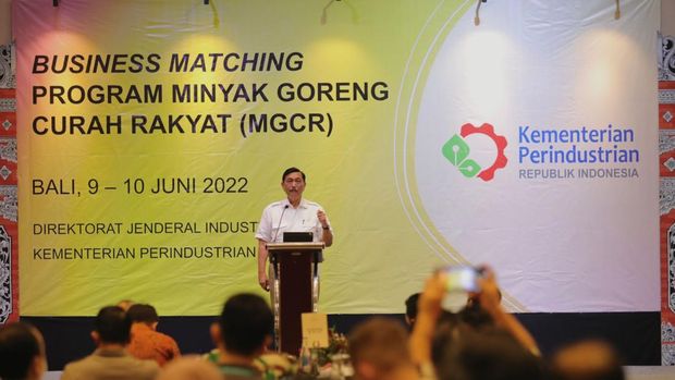 Konferensi Pers usai memberikan arahan di Business Matching Program Minyak Goreng Curah Rakyat (MGCR), Bali, Jumat (10/06/022). (Dok: Kemenko Marves)
