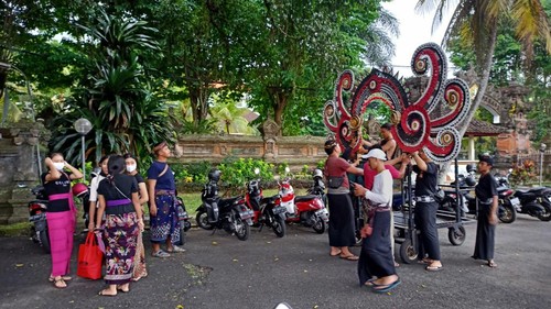 Kontingen seni Kabupaten Tabanan sedang mempersiapkan geladi kotor dan properti saat pawai pembukaan PKB Ke-44 Tahun 2022 di depan Kantor Bupati Tabanan, Jumat (10/6/2022).
