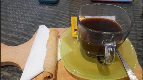 Kopi Klotok kopi kampung masuk hotel cita rasa khas biji kopi Kintamani lengkap dengan kue semprong di Grand Whiz Hotel Nusa Dua Bali, official hotel Vespa World Day 2022.