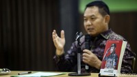 Buku tersebut di antaranya berbicara tentang semangat juang Dudung remaja sebagai loper koran hingga kini menjadi Jenderal.