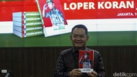 Di dalam buku tersebut juga diceritakan peristiwa tampah klepon yang akhirnya membuat Dudung mantap menjadi tentara.