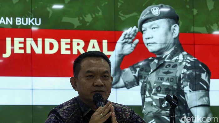 KSAD Dudung Luncurkan Buku Loper Koran Jadi Jenderal Kepala Staf Angkatan Darat (KSAD) Jenderal TNI Dudung Abdurachman meluncurkan buku biografi. Buku tersebut berjudul Loper Koran Jadi Jenderal.