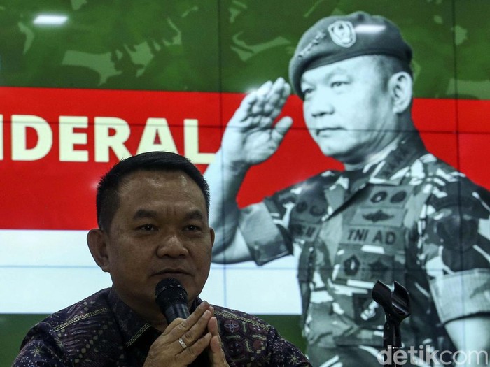 Kepala Staf Angkatan Darat (KSAD) Jenderal TNI Dudung Abdurachman meluncurkan buku biografi. Buku tersebut berjudul Loper Koran Jadi Jenderal.