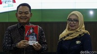 Kepala Staf Angkatan Darat (KSAD) Jenderal TNI Dudung Abdurachman bersama penulis Imelda Bachtiar saat peluncuran buku biografi berjudul Loper Koran Jadi Jenderal: Seni Memimpin Jenderal TNI Dudung Abdurachman di Mabesad Jakarta pada Jumat (10/6/2022).
