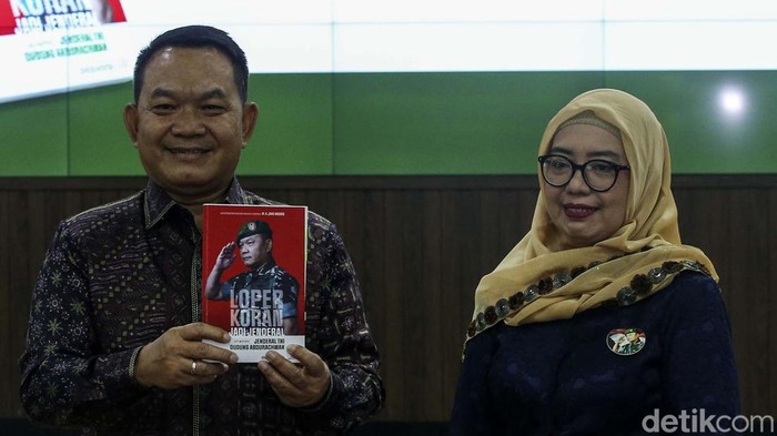 KSAD Dudung Luncurkan Buku Loper Koran Jadi Jenderal Kepala Staf Angkatan Darat (KSAD) Jenderal TNI Dudung Abdurachman meluncurkan buku biografi. Buku tersebut berjudul Loper Koran Jadi Jenderal.