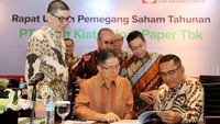 Direktur Utama PT Indah Kiat Pulp & Paper Tbk (INKP) Hendra Jaya Kosasih (tengah) sedang berbincang dengan Komisaris Utama INKP Saleh Husin (kanan), didampingi Komisaris INKP Kosim Sutiono (kiri), Direktur INKP Yan Partawidjaja (tengah belakang), dan Direktur INKP Kurniawan Yuwono usai RUPS INKP di Jakarta, Jumat (10/6).