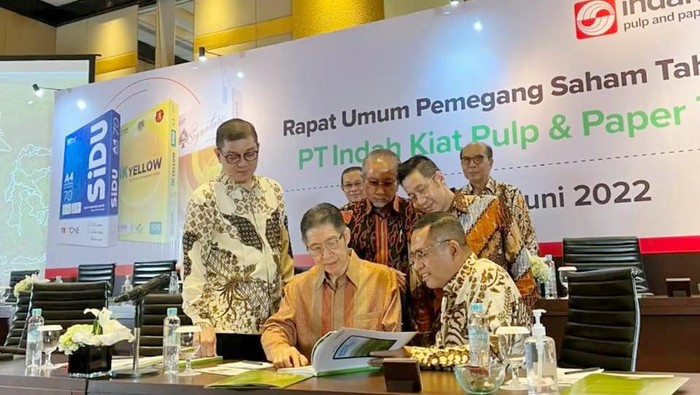 Laba Indah Kiat Naik jadi U$ 527 Juta Direktur Utama PT Indah Kiat Pulp & Paper Tbk (INKP) Hendra Jaya Kosasih (tengah) sedang berbincang dengan Komisaris Utama INKP Saleh Husin (kanan), didampingi Komisaris INKP Kosim Sutiono (kiri), Direktur INKP Yan Partawidjaja (tengah belakang), dan Direktur INKP Kurniawan Yuwono usai RUPS INKP di Jakarta (10/6). Dalam RUPS, INKP mencatatkan laba neto sebesar USD 527 Juta tahun 2021, atau meningkat sebesar 79,2% dibanding tahun sebelumnya.