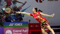Pebulutangkis Thailand Supissara Paewsampran mengembalikan kok kepada lawan saat bertanding melawan ganda campuran Indonesia Rinov Rivaldy/Pitha Haningtyas Mentari di babak perempatfinal Indonesia Masters 2022.