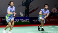 Langkah Rinov/Mentari terhenti di babak perempatfinal Indonesia Masters 2022 usai dikalahkan Supak/Supissara dalam dua gim langsung.