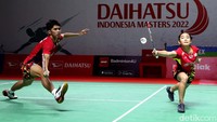 Rinov/Mentari kalah di gim pertama 13-21. Gim kedua, mereka kembali menyerah 14-21.