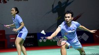 Momen pebulutangkis Indonesia Rinov Rivaldy mencoba mengembalikan kok kepada lawan saat bertanding melawan ganda campuran Thailand Supak/Supissara di babak perempatfinal Indonesia Masters 2022.