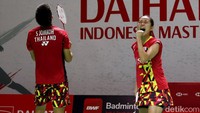 Ganda campuran Thailand merayakan kemenangannya dan melaju ke babak selanjutnya Indonesia Masters 2022 usai mengalahkan wakil Indonesia Rinov/Mentari dalam dua gim langsung.