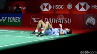 Reaksi pebulutangkis Indonesia Rinov Rivaldy usai takluk dari ganda campuran Thailand Supak/Supissara di babak perempatfinal Indonesia Masters 2022.