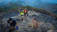 Jalur Suwanting berada di sisi barat Gunung Merbabu, yaitu di Kecamatan Sawangan, Kabupaten Magelang, Jawa Tengah. Umumnya, pendakian ke puncak Merbabu dari sini butuh waktu 8 jam. 