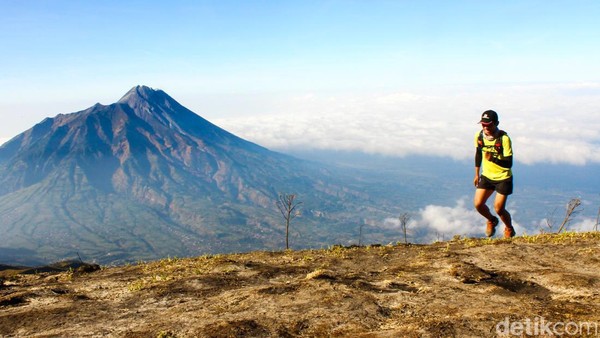 Saat berlari, Anda bisa melihat pemandangan Gunung Merapi jika terlihat jelas. 