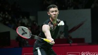 Pada gim pertama, Ginting sempat tertinggal 2-5 di awal sebelum menyamakan skor jadi 6-6. Ginting lantas melambat lagi dan tertinggal 8-11 saat interval.
