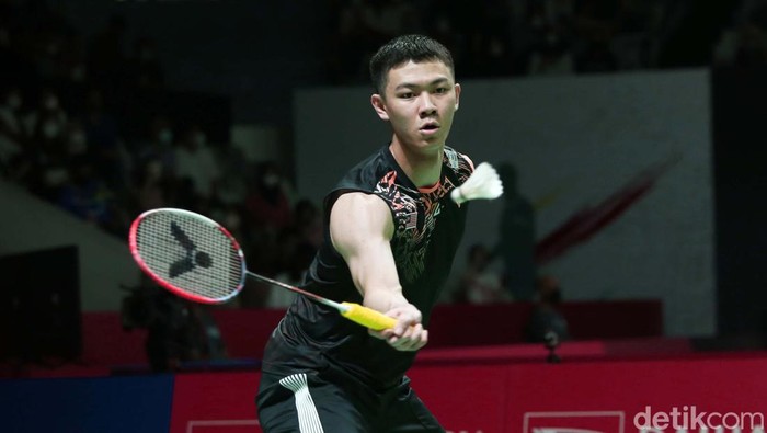 Pertarungan ketat terjadi di duel Anthony Sinisuka Ginting vs Lee Zii Jia di perempatfinal Indonesia Masters 2022. Ginting menang dan melaju ke semifinal.