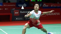 Pada gim kedua, Ginting tancap gas untuk unggul 7-2 atas Lee. Lawannya sempat memangkas jadi 4-9, sebelum Ginting menutup interval gim kedua dengan keunggulan 11-6.