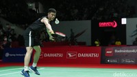 Tapi, perlawanan Lee cukup sampai di situ karena Ginting langsung tancap gas dengan tiga poin beruntun untuk unggul 18-16. Ginting menang di gim kedua dengan 21-16.