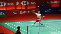 Pada gim ketiga, Ginting lebih nyaman dan membuat Lee kesulitan, untuk unggul 9-5 sebelum mengakhiri interval dengan 11-6. Ginting dengan mudahnya menambah poin demi poin hingga posisi unggul 18-15.