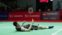 Lee jatuh bangun menghadapi perlawanan Ginting.